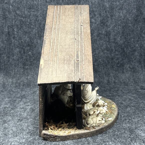 Vtg Italian Nativity Scene Handcrafted Collectible Unique Roofline Wooden Stable - Picture 7 of 14